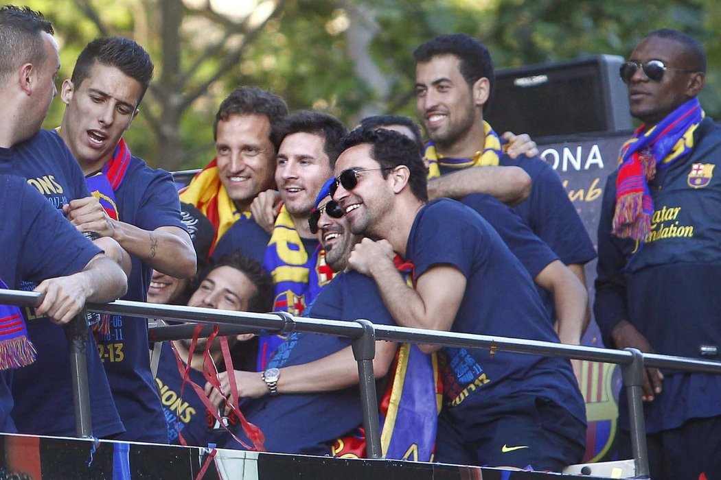 Fotbalisté Barcelony slavili 22. mistrovský titul projížďkou městem. Slavit s nimi přišly tisíce fanoušků