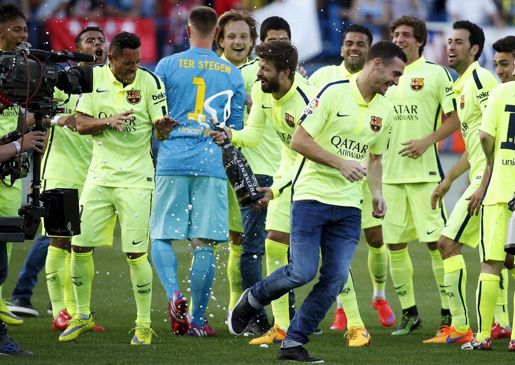 Šťastní hráči Barcelony po zisku španělského ligového titulu