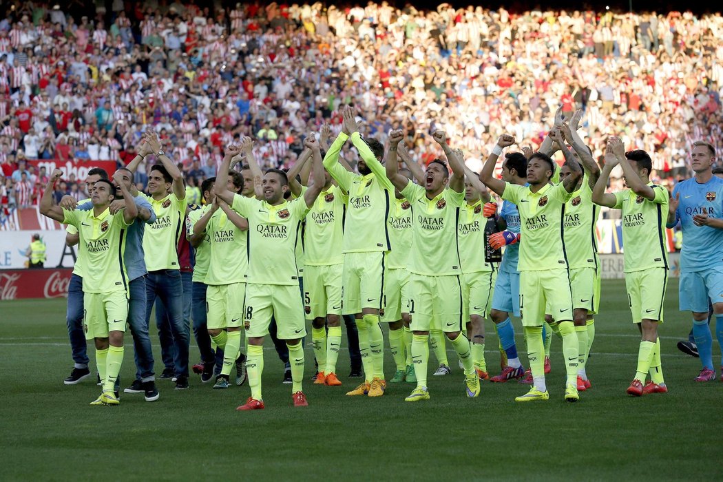 Hráči Barcelony děkují fanouškům po zisku mistrovského titulu