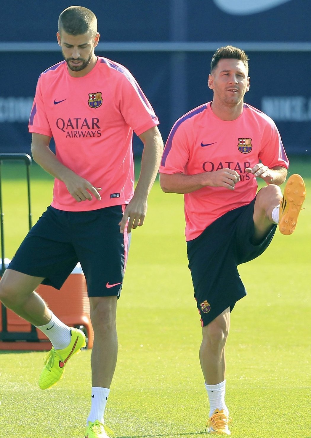 Lionel Messi na tréninku po boku Gerarda Piquého 