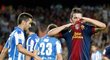 Barcelonský útočník David Villa se chystá svléknout dres na oslavu své trefy do sítě San Sebastianu ve španělské lize