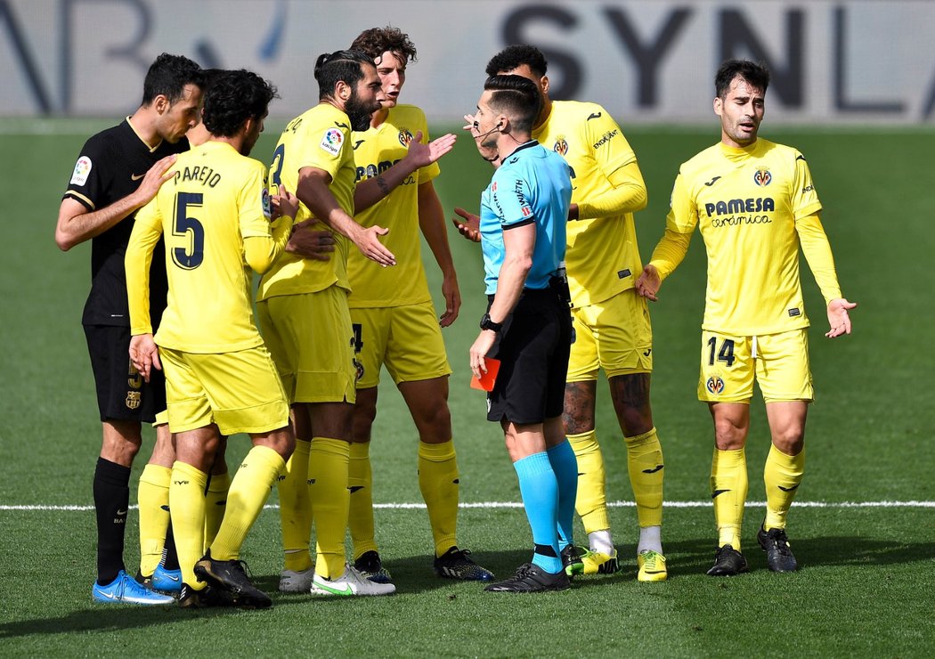 Fotbalisté Villarrealu se rozčilují v zápase s Barcelonou