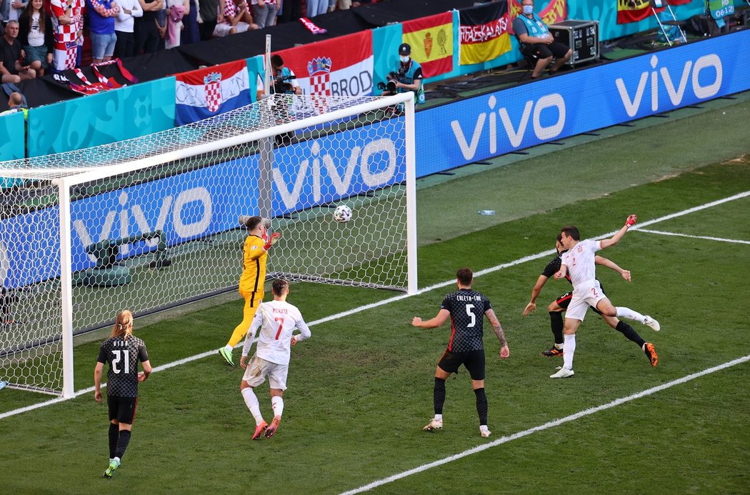 César Azpilicueta dává druhý gól Španělska v osmifinále EURO proti Chorvatsku