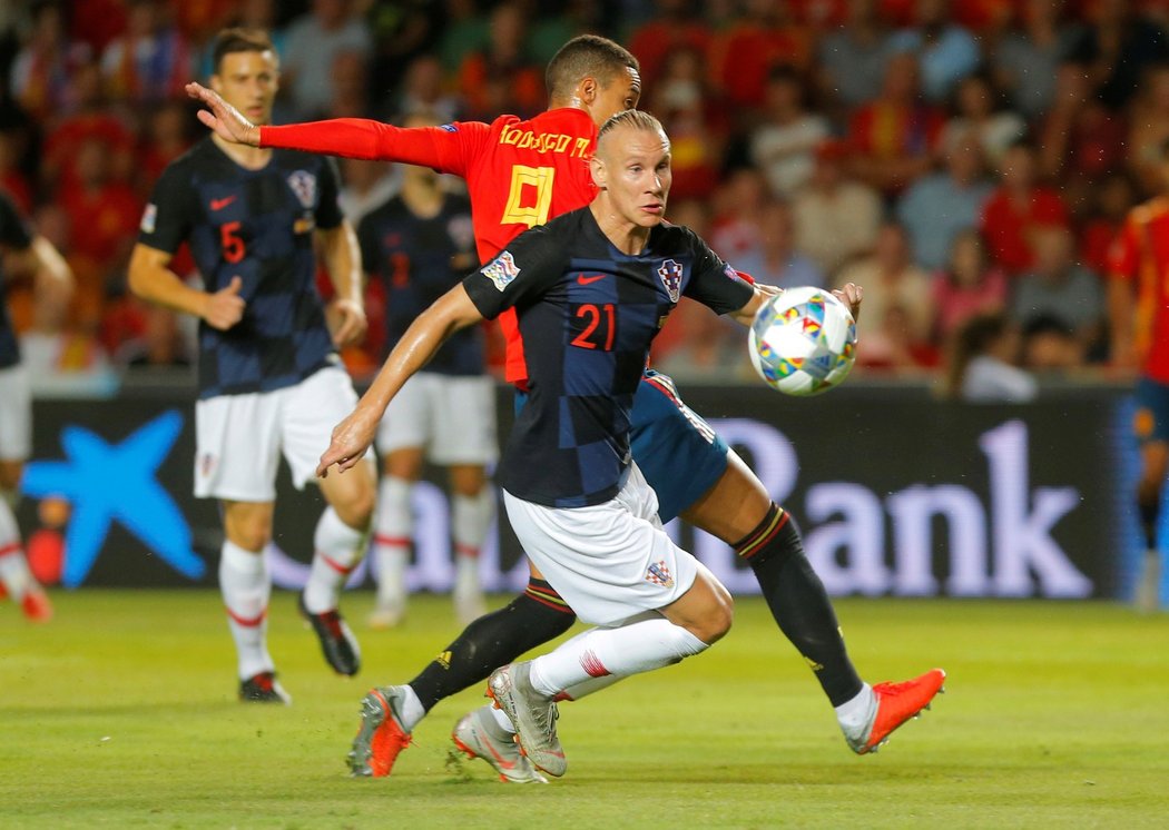 Chorvatský stoper Domagoj Vida si kryje míč před Rodrigem