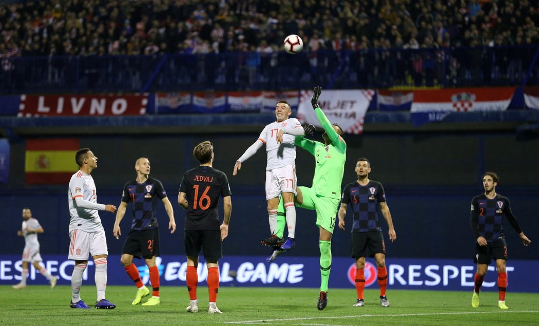 Iago Aspas v souboji s gólmanem Lovre Kaliničem při utkání Španělska s Chorvatskem v rámci Ligy národů UEFA