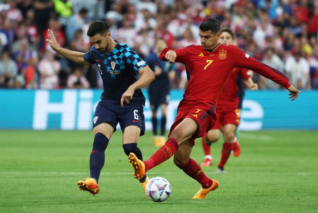 Álvaro Morata v reprezentačním dresu proti Josipu Šutalovi z Chorvatska Álvaro Morata v reprezentačním dresu proti Josipu Šutalovi z Chorvatska