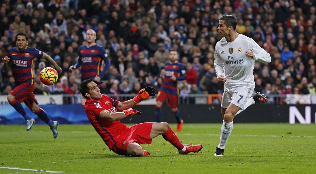 Cristiano Ronaldo se v El Clásiku snaží překonat Cluadia Brava. Marně.