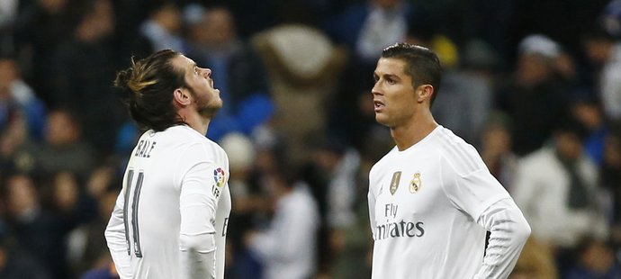 Zklamaní Gareth Bale (vlevo) a Cristiano Ronaldo po čtvrtém gólu Barcelony