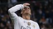 Cristiano Ronaldo se chytá za hlavu po neproměněné šanci v El Clásiku proti Barceloně