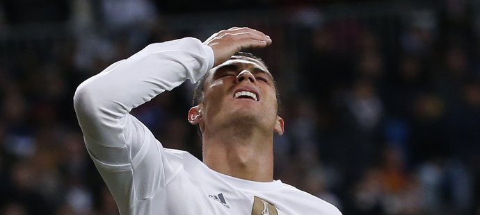 Cristiano Ronaldo se chytá za hlavu po neproměněné šanci v El Clásiku proti Barceloně