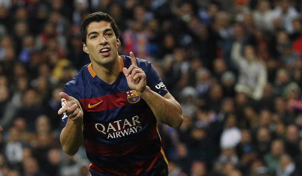 Barcelonský Luis Suárez slaví gól do sítě Realu
