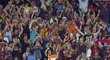 Fotbalisté Barcelony slaví gól Alexise Sáncheze v El Clásiku