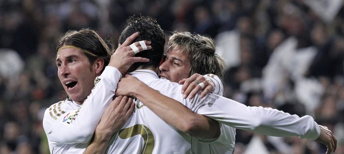 Cristiano Ronaldo (uprostřed) slaví se svými spoluhráči Sergio Ramosem (vlevo) a Fabio Coentraem první gól El Clásika v rámci čtvrtfinále Španělského poháru