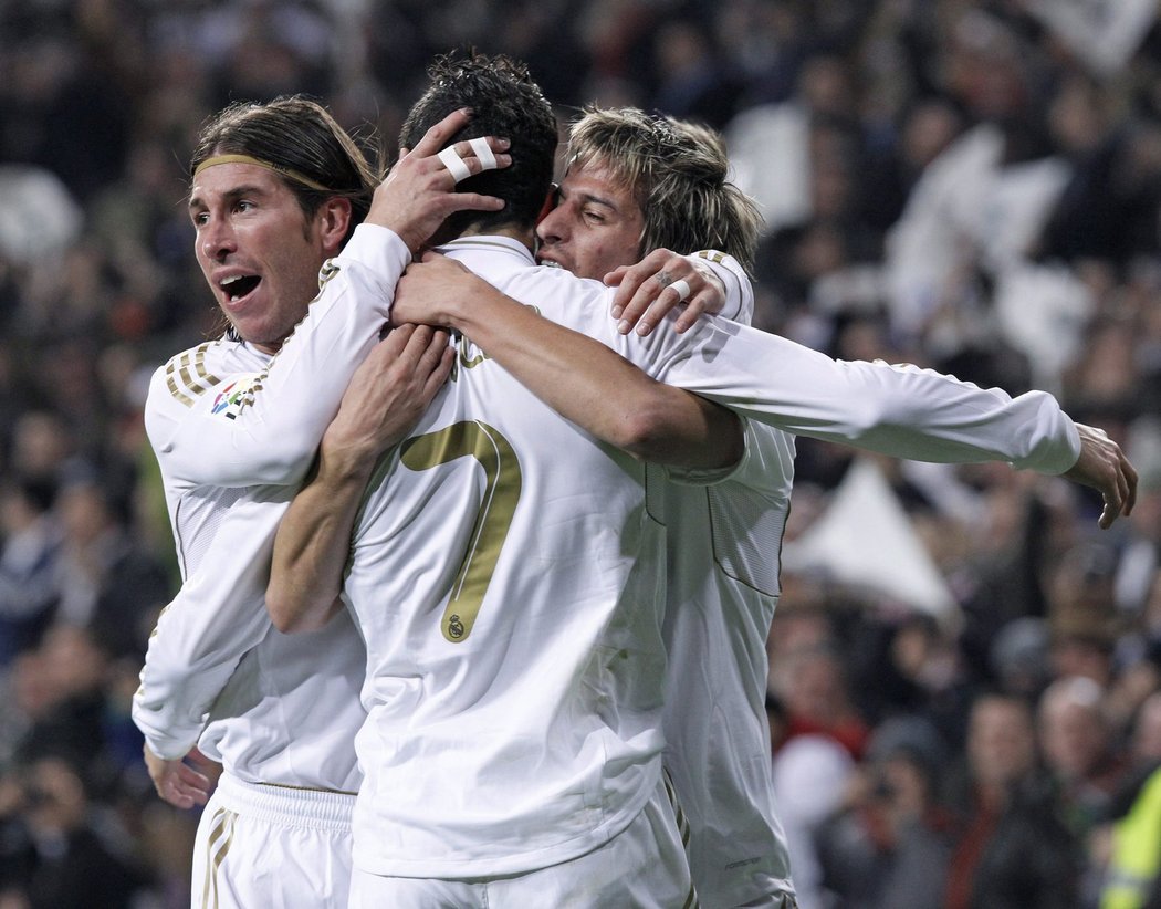 Cristiano Ronaldo (uprostřed) slaví se svými spoluhráči Sergio Ramosem (vlevo) a Fabio Coentraem první gól El Clásika v rámci čtvrtfinále Španělského poháru