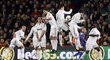 Fotbalisté Realu Madrid ve zdi při přímém kopu Barcelony, uprostřed Cristiano Ronaldo