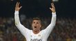 Cristiano Ronaldo se naštvaně domáhá penalty v souboji s Barcelonou