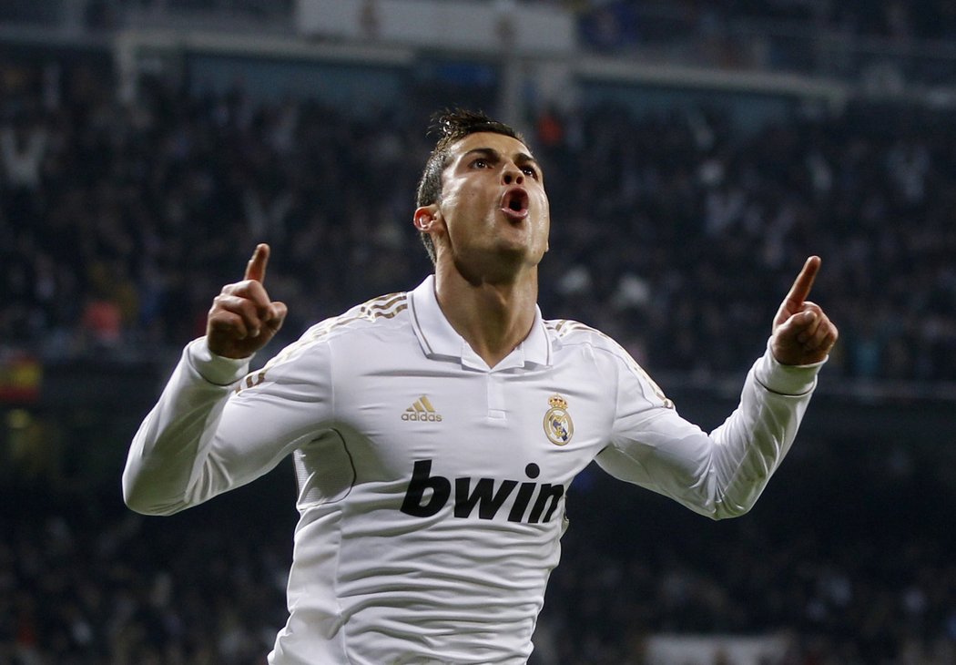 Hvězda Realu Madrid Cristiano Ronaldo se raduje z gólu do sítě Barcelony