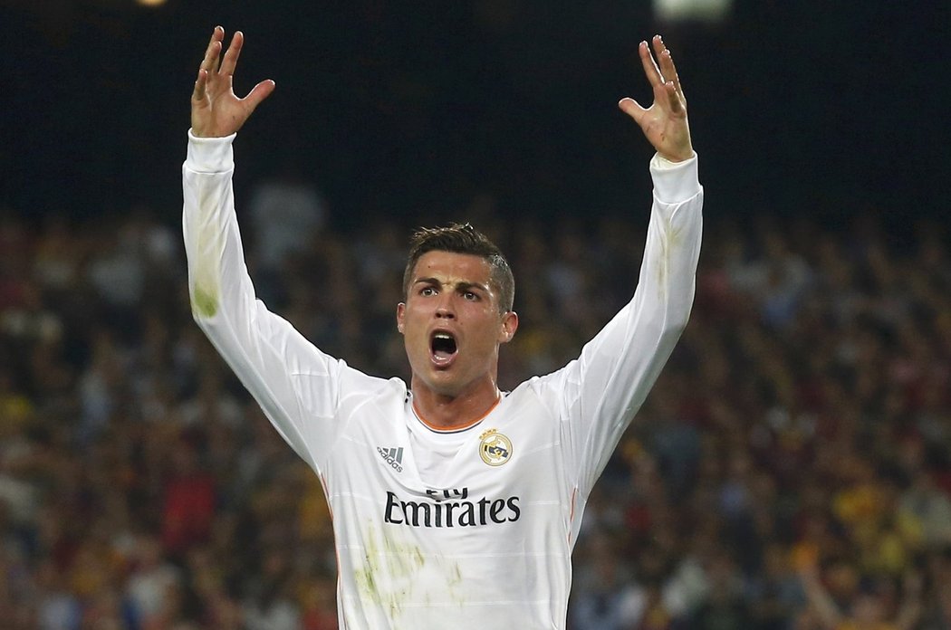 Cristiano Ronaldo se naštvaně domáhá penalty v souboji s Barcelonou