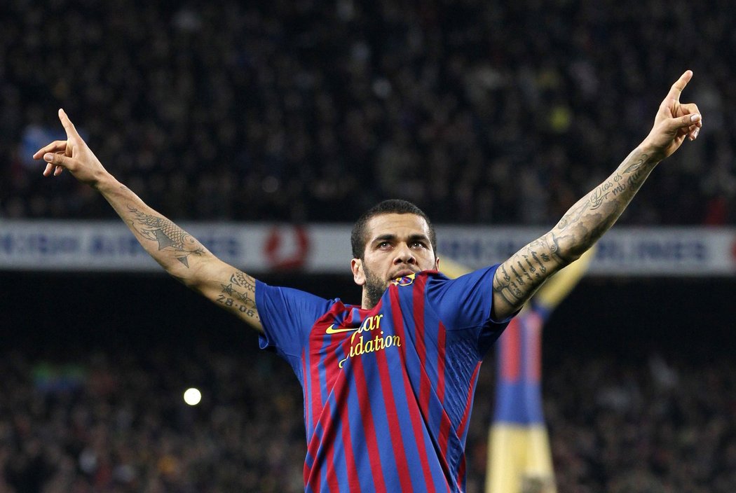 Dani Alves se raduje ze své fantastické trefy do branky Realu Madrid