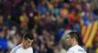 Gareth Bale a Cristiano Ronaldo rozehrávají po inkasovaném gólu v El Clásiku s Barcelonou