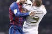 Tvrdý vzdušný souboj mezi barcelonským Gerardem Piquetem a Karimem Benzemou (vpravo) z Realu Madrid