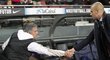 Pozdrav rivalů. José Mourinho (vlevo) si podává ruku s barcelonským Pepem Guardiolou