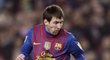 Lionel Messi přemýšlí, co s míčem v zápase čtvrtfinále Španělského poháru proti Realu Madrid