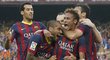 Fotbalisté Barcelony se radují z gólu Brazilce Neymara (druhý zprava) v prvním El Clásiku sezony