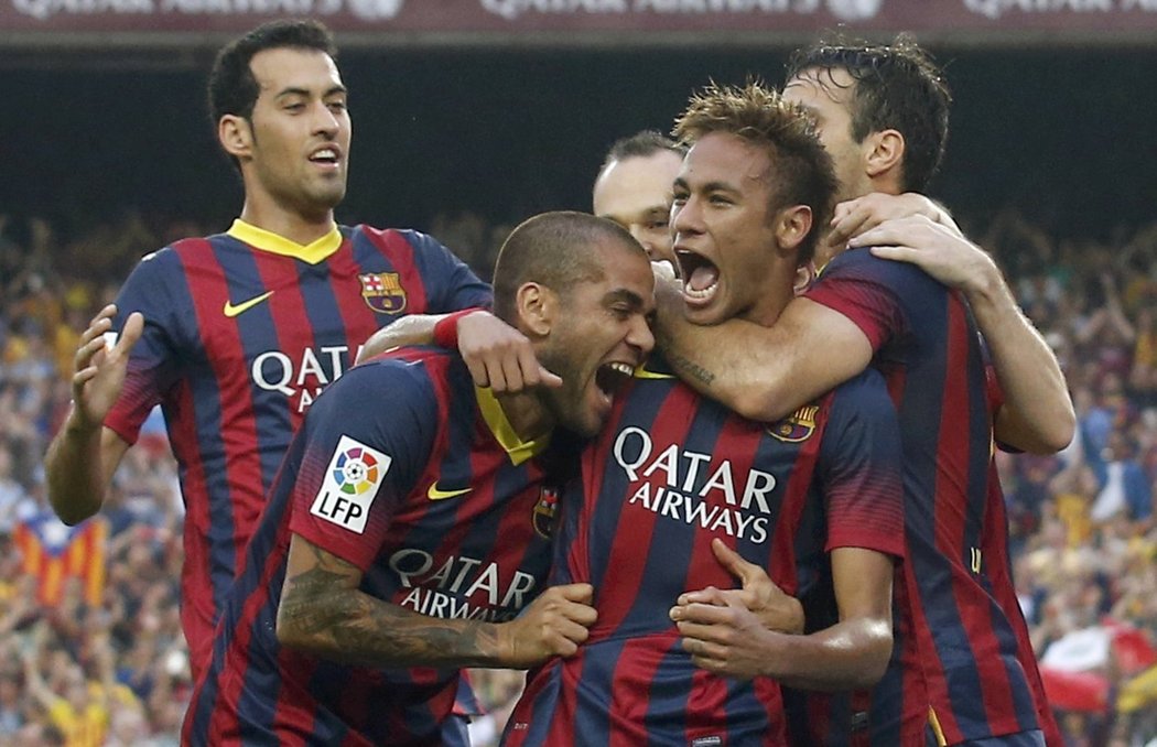 Fotbalisté Barcelony se radují z gólu Brazilce Neymara (druhý zprava) v prvním El Clásiku sezony