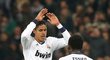 Raphael Varane (vlevo) se raduje spolu s Michaelem Essienem ze své vyrovnávací branky proti Barceloně