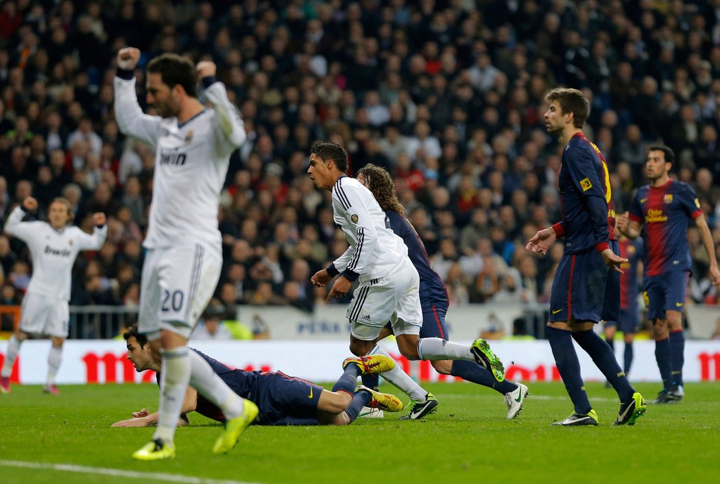 Raphael Varane (uprostřed) právě zařídil Realu vyrovnání