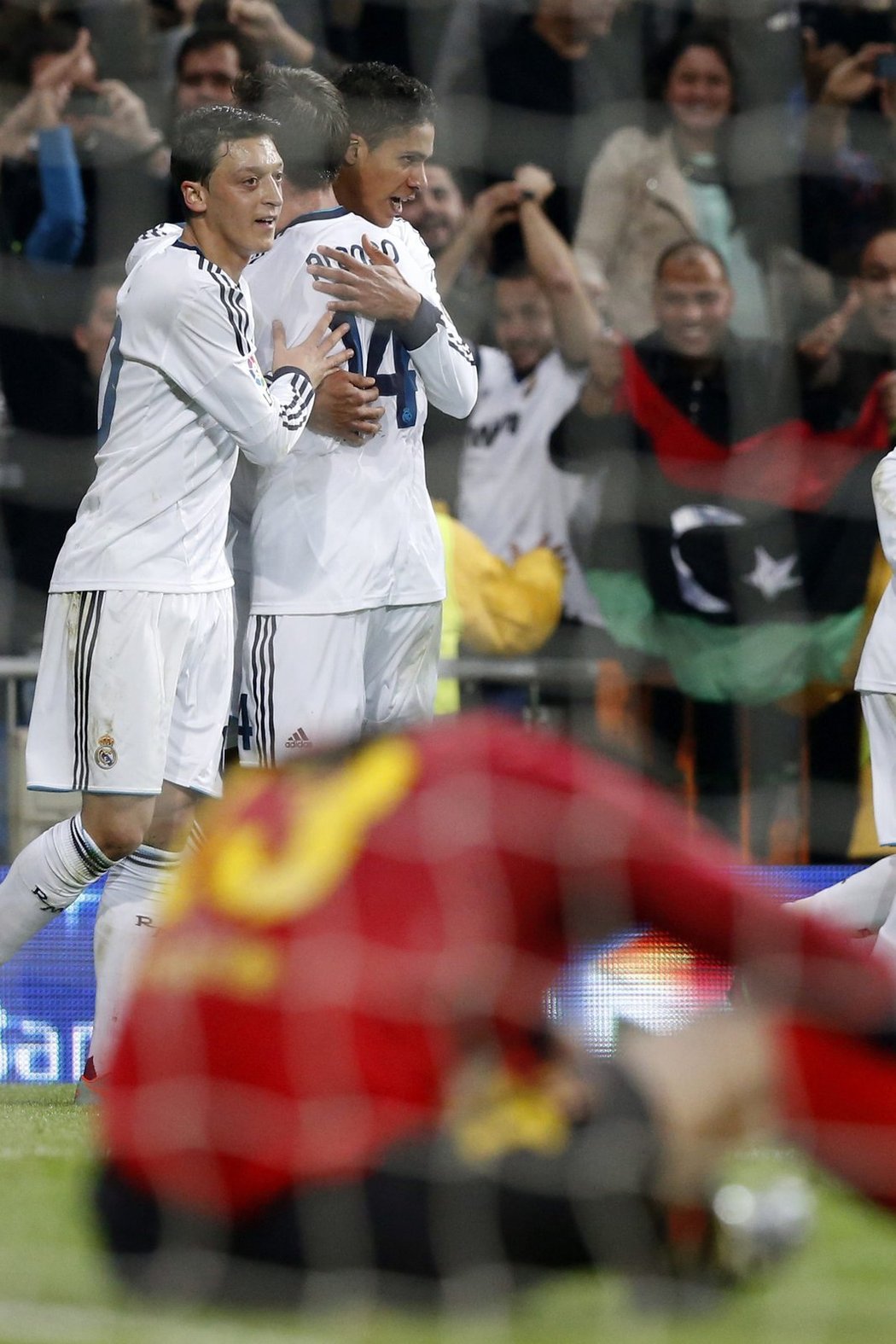 Fotbalisté Realu Madrid gratulují Raphaelu Varanemu (vpravo) k vyrovnávacímu gólu v El Clásiku