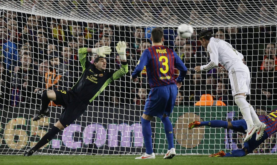 Sergio Ramos dává Barceloně gól, před tím si ovšem stáhl soupeře, takže jeho trefa neplatila