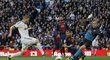 Gólman Barcelony Victor Valdés při El Clasicu, které Barcelona prohrála s Realem Madrid 1:2. První gól zápasu střílí Benzema