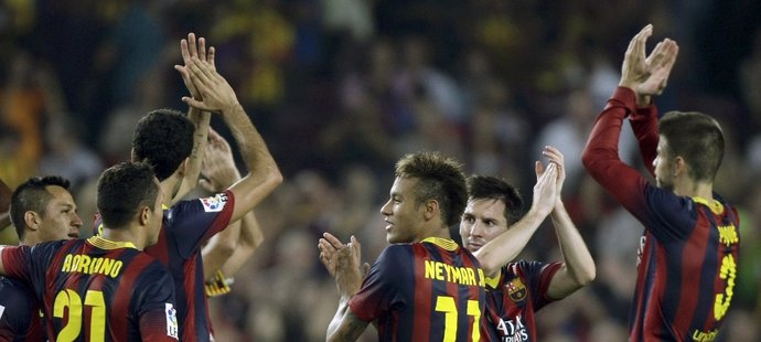 Fotbalisté Barcelony děkují fanouškům po vítězném El Clásiku