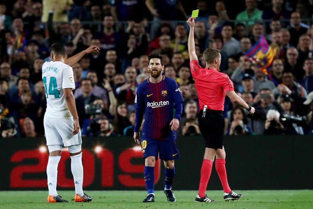 Hvězda Barcelony Lionel Messi dostal žlutou kartu po faulu na Sergia Ramose z Realu