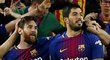 Hráči Barcelony slaví druhý gól do sítě Realu Madrid