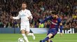 Lionel Messi v šanci, za ním jej stínuje kapitán Realu Sergio Ramos