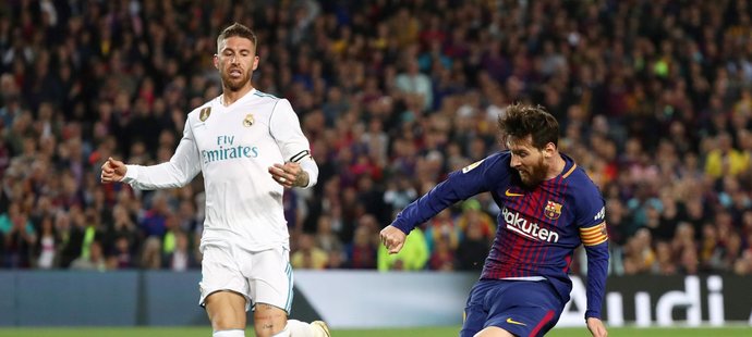 Lionel Messi v šanci, za ním jej stínuje kapitán Realu Sergio Ramos
