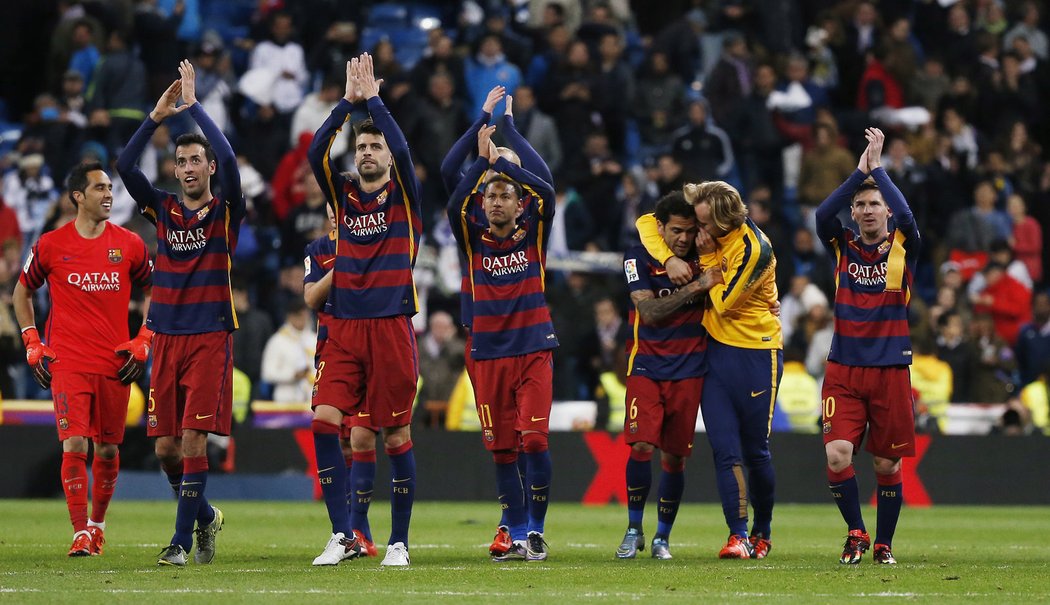 Fotbalisté Barcelony zdraví fanoušky po svém triumfu v El Clásiku na půdě Realu Madrid