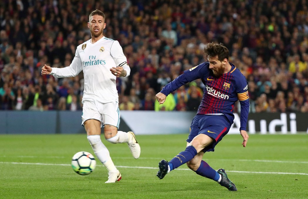 Lionel Messi v šanci, za ním jej stínuje kapitán Realu Sergio Ramos