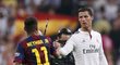 Neymar si podává ruku s Cristianem Ronaldem po El Clásiku, které vyhrál Real nad Barcelonou 3:1