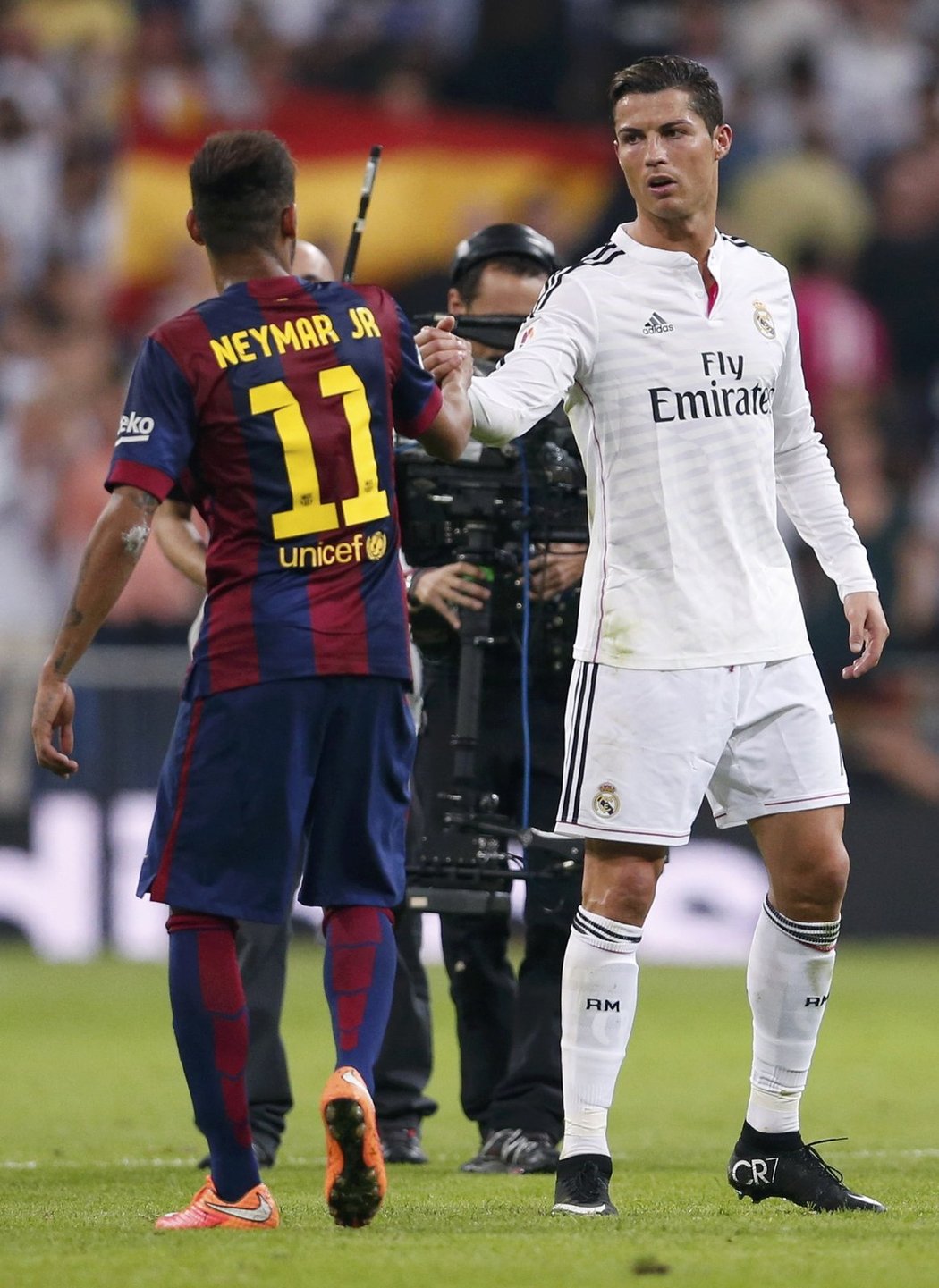Neymar si podává ruku s Cristianem Ronaldem po El Clásiku, které vyhrál Real nad Barcelonou 3:1