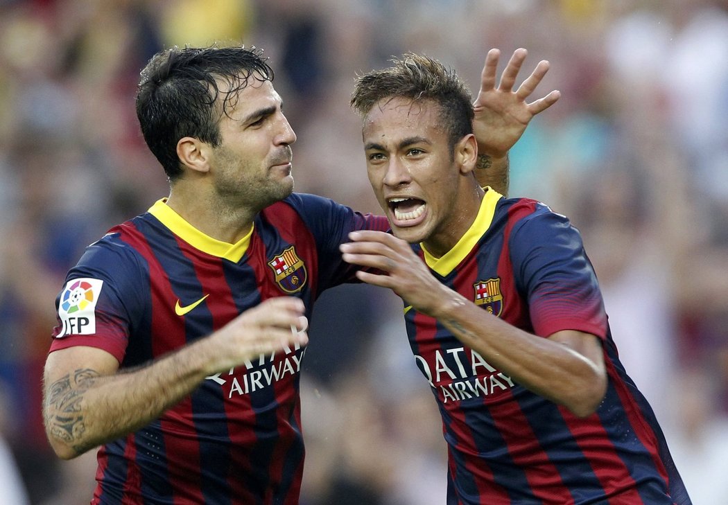 Lionel Messi gratuluje Neymarovi ke gólu do sítě Realu