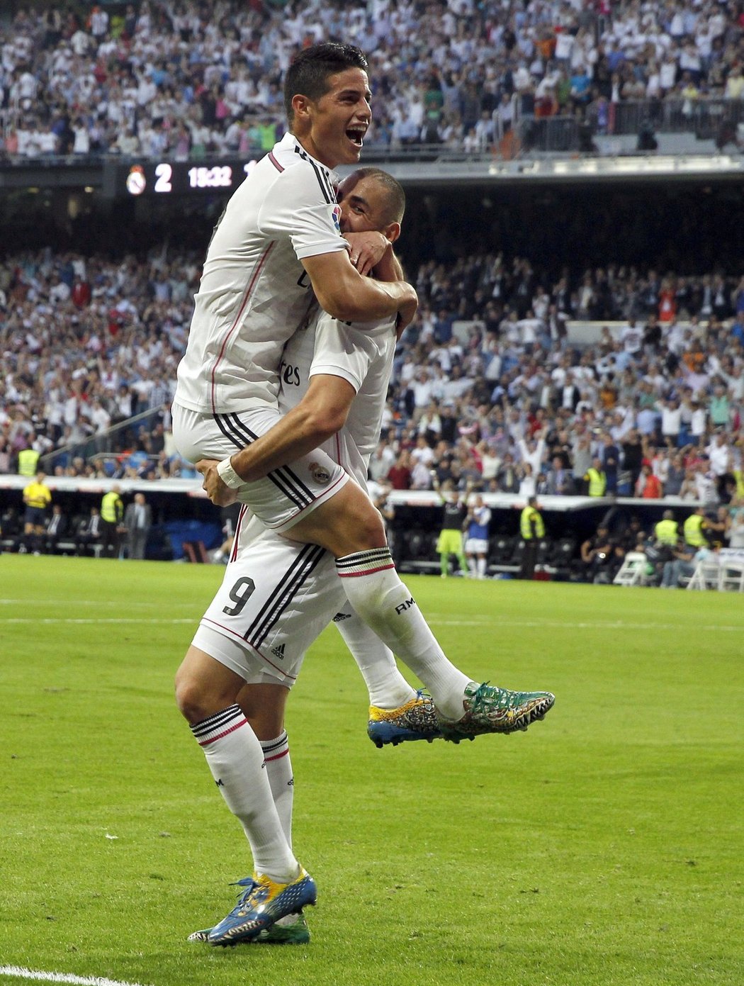 Fotbalisté Realu Madrid otočili ve španělské lize skóre a ve slavném &#34;El Clásicu&#34; porazili Barcelonu 3:1. Katalánci poprvé v sezoně inkasovali i prohráli a v čele tabulky mají na svého rivala k dobru už jen jeden bod.