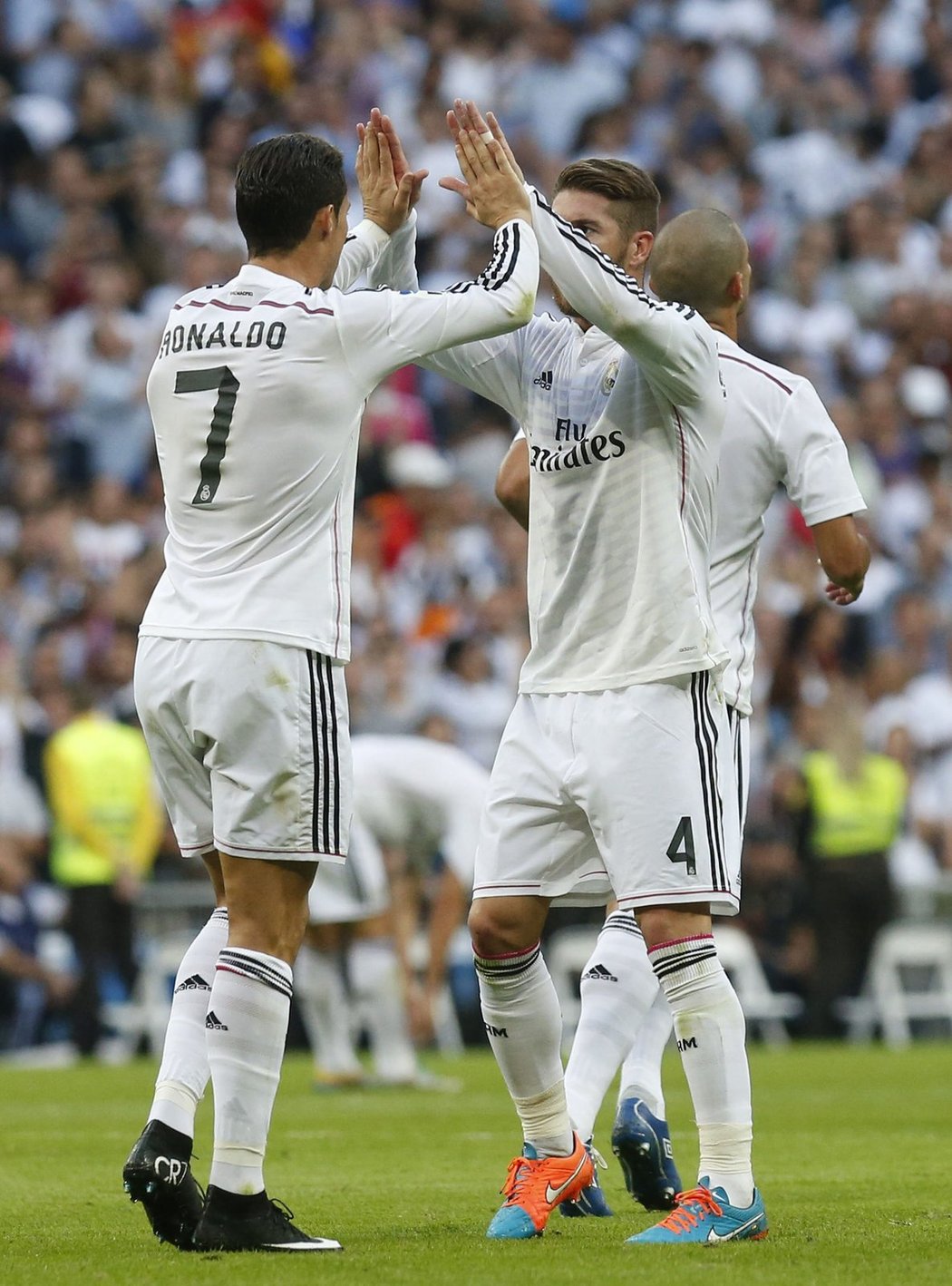 Sergio Ramos slaví s úspěšným penaltovým exekutorem Cristianem Ronaldem