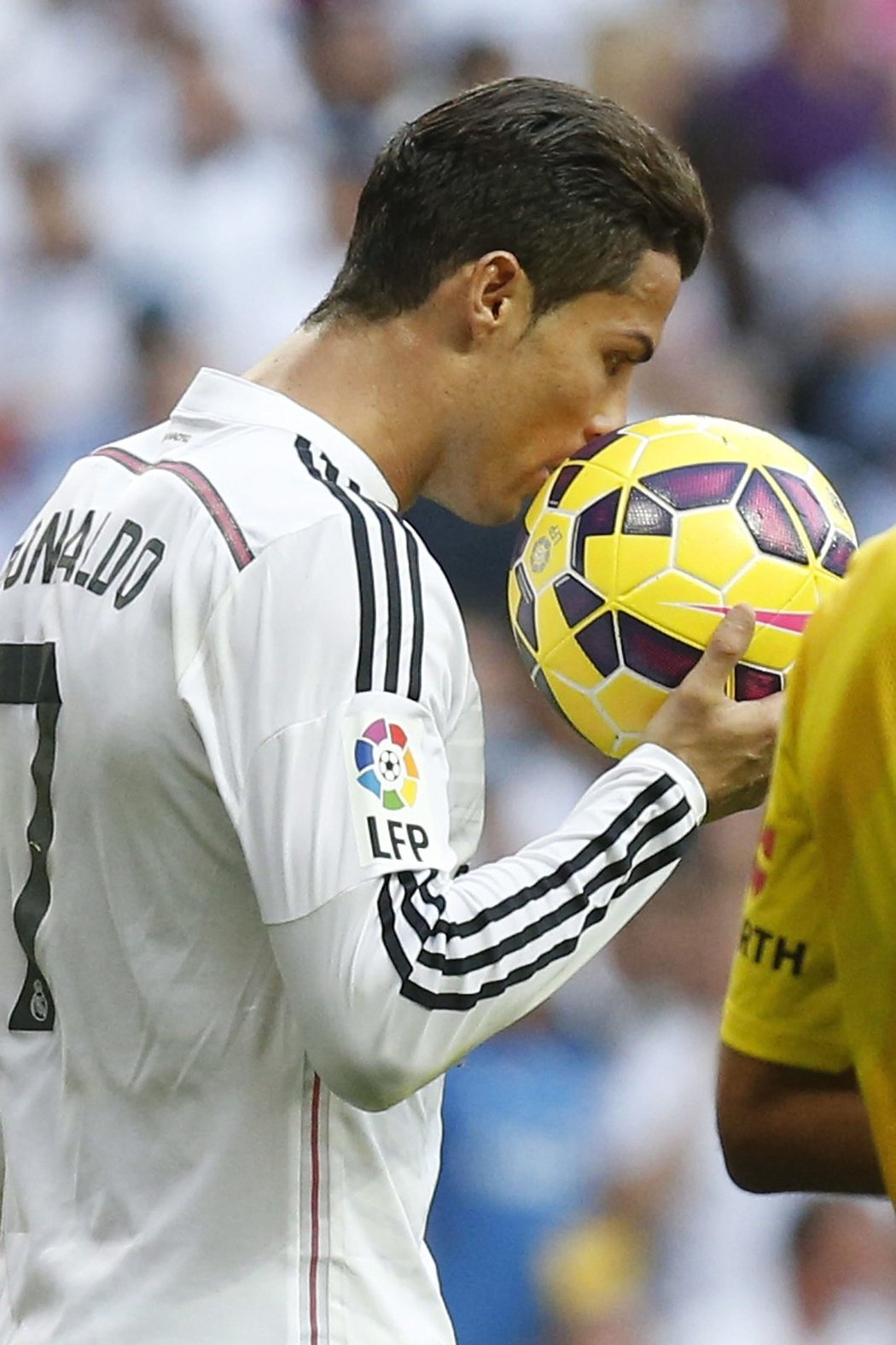 Cristiano Ronaldo líbá pro štěstí míč před exekucí pokutového kopu