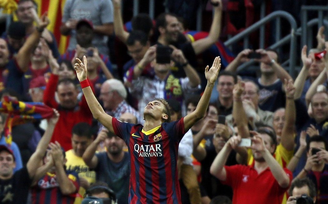 Brazilec Neymar se raduje z gólu v prvním El Clásiku sezony