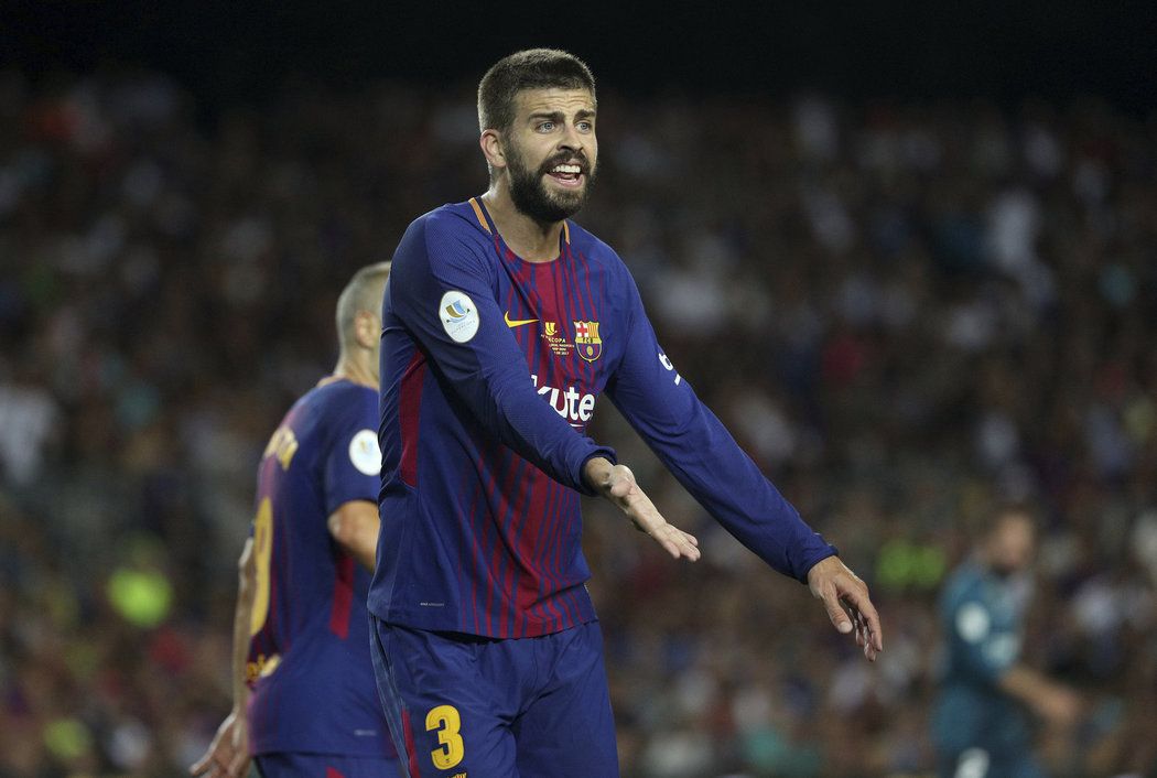 Gerard Pique v utkání s Realem Madrid