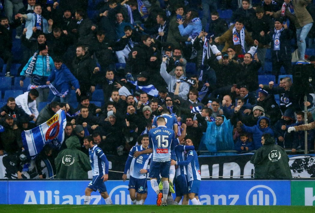 Fotbalisté Espanyolu slaví úvodní gól, kterým překvapili Barcelonu
